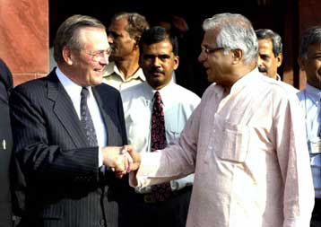 Η εκστρατεία κατά του Αφγανιστάν δεν θα διαρκέσει χρόνια, διαβεβαιώνει ο Ράμσφελντ