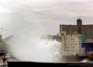 Πέντε νεκροί και τεράστιες ζημιές προκαλεί στην Κούβα ο τυφώνας Μισέλ