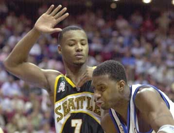 Μεγάλη νίκη για τους Supersonics επί των Magic (123-119) έπειτα από δύο παρατάσεις