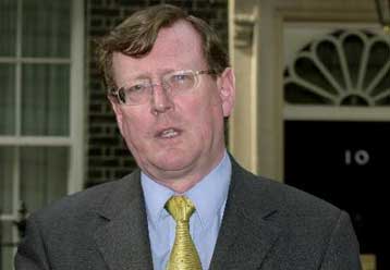 Επανεξελέγη στο αξίωμα του πρωθυπουργού της Β. Ιρλανδίας ο Τριμπλ