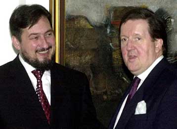 Αμνηστία και συνταγματικές αλλαγές στην ατζέντα των Ρόμπερτσον και Γκεοάνα στα Σκόπια