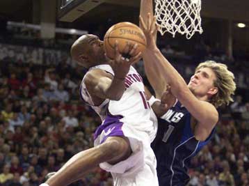 Με ηγέτη τον Κάρτερ, οι Raptors «υπέταξαν» τους Golden State Warriors (109-92)