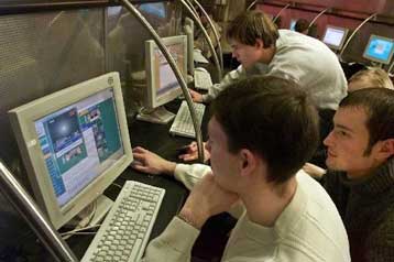 Λιγότερο το Ιnternet και τα PC για τους νέους στην Ελλάδα, εκτιμά το ευρωβαρόμετρο