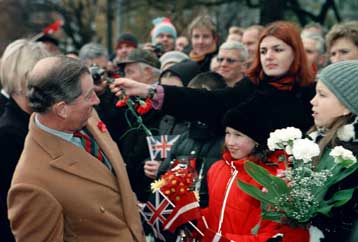 Χαστούκι από διαδηλώτρια δέχτηκε ο Κάρολος στη Λετονία