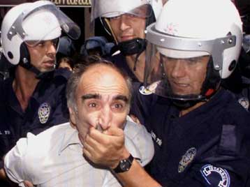 Οι πάντες υποψήφια θύματα βασανισμού στην Τουρκία αναφέρει η Διεθνής Αμνηστία