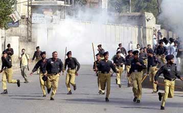 Τέσσερις νεκροί σε συγκρούσεις διαδηλωτών-αστυνομικών στο κεντρικό Πακιστάν