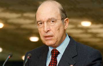 Διάλογο με την κοινωνία ζήτησε εκ νέου από τα στελέχη του ΠΑΣΟΚ ο πρωθυπουργός