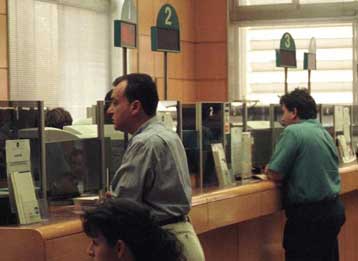 Φθηνότερο χρήμα και αρνητικές αποδόσεις μετά τις μειώσεις των επιτοκίων