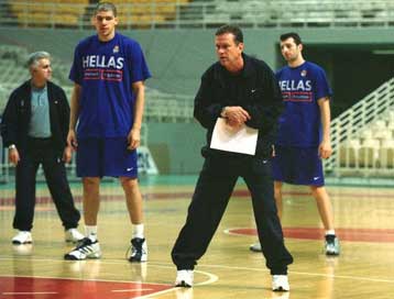 Ελλιπής συγκέντρωση της εθνικής μπάσκετ υπό το βλέμμα του Γ.Ιωαννίδη