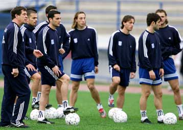 Με Καραγκούνη, αλλά χωρίς Βρύζα, η Ελλάδα κόντρα στην Κύπρο, την Τετάρτη