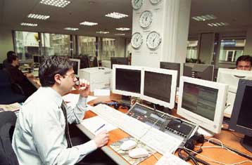 Στο υψηλότερο επίπεδο των δύο τελευταίων μηνών «σκαρφαλώνει» το δολάριο