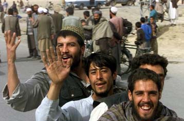 Εκτός Αφγανιστάν εικάζεται ότι είναι ο Ομάρ – Λεηλασίες και πανηγυρισμοί στην Καμπούλ