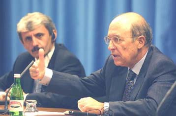 «Διπλωματική» απάντηση Σημίτη για το θέμα της ονομασίας της ΠΓΔΜ