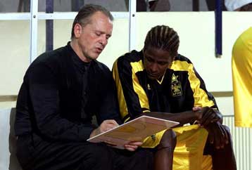 Παραμένει στον πάγκο του Αρη ο Στιβ Γιατζόγλου