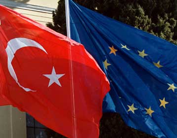 Δεν πληροί τα κριτήρια για ένταξη στην ΕΕ η Τουρκία, δηλώνει η Κομισιόν