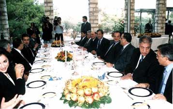 Γεύμα εργασίας του Καραμανλή στους πρεσβευτές των αραβικών χωρών