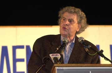 Επιτυχής η χειρουργική επέμβαση στον Μίκη Θεοδωράκη