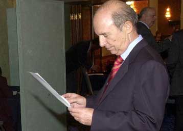 Οικονομικές ενισχύσεις και φορολογικές ελαφρύνσεις ανακοίνωσε την Πέμπτη ο Κ.Σημίτης