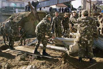 Πάνω από 700 οι νεκροί από τις πλημμύρες στην Αλγερία δηλώνουν οι Αρχές