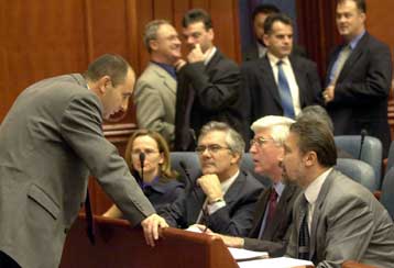 Η Βουλή της ΠΓΔΜ ενέκρινε 15 συνταγματικές τροποποιήσεις για τα δικαιώματα των Αλβανών