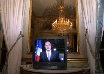 «Ανθρωπιστική αερογέφυρα» από το Παρίσι έως τη Μαζάρ-ι-Σαρίφ ανακοίνωσε ο Σιράκ