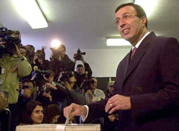 Σκληρή αναμέτρηση Στογιάνοφ-Παρβάνοφ στο δεύτερο γύρο των προεδρικών εκλογών στη Βουλγαρία