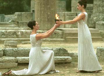 Με τον παραδοσιακό τρόπο η αφή της Ολυμπιακής Φλόγας στην Ολυμπία