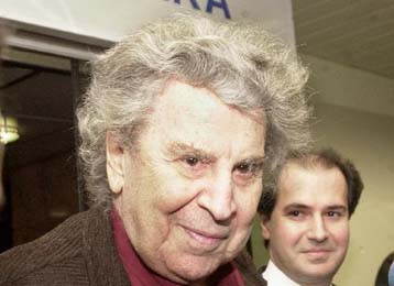 Εξήλθε του Ιατρικού Κέντρου ο Μ.Θεοδωράκης – Επιτυχής η εγχείριση στην οποία υποβλήθηκε