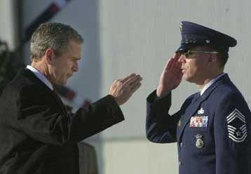 Υπογράφηκε το νομοσχέδιο για την ασφάλεια των αεροδρομίων από τον Τζορτζ Ο. Μπους