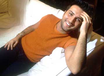 Ένα καυτό φιλί δημιουργεί προβλήματα σε Τούρκο τραγουδιστή