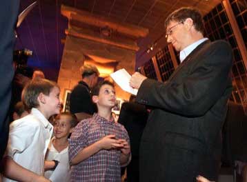 Η Microsoft προτείνει διακανονισμό σε ιδιώτες με δωρεά σε σχολεία