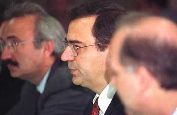 Ανάπτυξη 3,8%, πλεόνασμα 0,8% και αυξήσεις αποδοχών 6,5%, κατά το νέο προϋπολογισμό