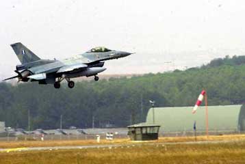 Για νέες παραβιάσεις του τουρκικού εναέριου χώρου μιλούν οι στρατηγοί στην Αγκυρα