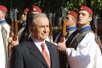 Επίσημο δείπνο προς τιμήν του Ρουμάνου προέδρου παρέθεσε ο Κ.Στεφανόπουλος