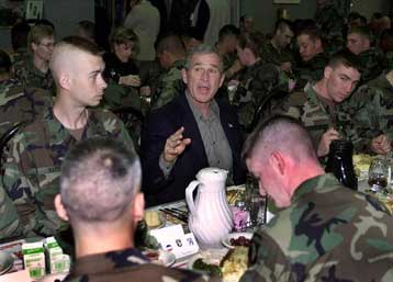 Θα συνεχίσουμε τον πόλεμο έως την οριστική νίκη, υποσχέθηκε ο Μπους στους στρατιώτες