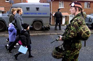 Δύο τραυματίες από συγκρούσεις μεταξύ καθολικών και προτεσταντών στο Μπέλφαστ