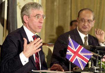 Υπάρχει κίνδυνος ανθρωπιστικής καταστροφής στο Κουντούζ, προειδοποιεί ο Βρετανός ΥΠΕΞ