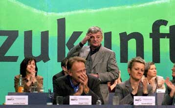 Οι Πράσινοι έριξαν σωσίβιο στον Σρέντερ και απέτρεψαν την κατάρρευση της κυβέρνησης