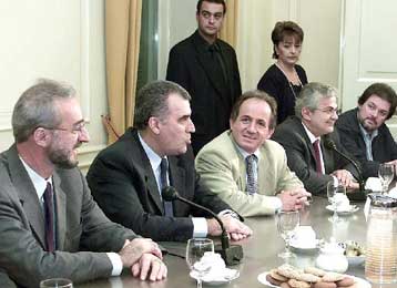 Πιθανότερη η λύση του ΙΚΑ ως φορέα κύριας ασφάλισης δημοσίων υπαλλήλων και τραπεζικών