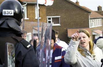 Συγκρούσεις καθολικών και προτεσταντών την Κυριακή στο βόρειο Μπέλφαστ