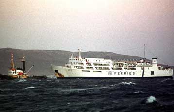 Στο λιμάνι του Λαυρίου προσέκρουσε κατά την πρυμνοδέτηση το «Μύρινα»