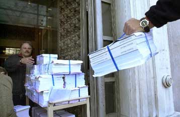 Οριστικοποιείται το πρόγραμμα δανεισμού του Δημοσίου για το 2002