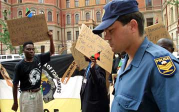 Με αυστηρές ποινές έκλεισε η υπόθεση αστυνομικής βαρβαρότητας στη Ν. Αφρική