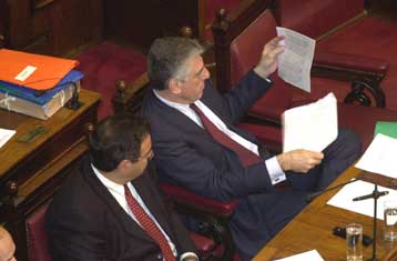 Υψηλοί τόνοι στη Βουλή από Κ.Καραμανλή και Γ.Παπαντωνίου για τη ΔΕΚΑ