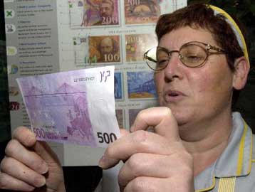 Το πλαστικό χρήμα γλιτώνει από πολλούς «πονοκεφάλους» εν όψει του ευρώ, λέει η ΕΕΤ