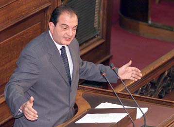 «Όχι» της Βουλής στην πρόταση για ΔΕΚΑ – Δεν τελείωσε τίποτα, δηλώνει ο Καραμανλής