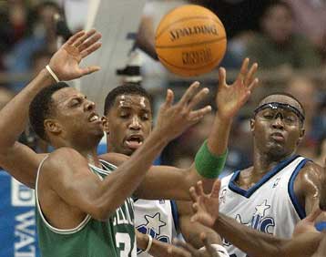 Με πρωταγωνιστές τους Γουόκερ και Πιρς, οι Celtics κέρδισαν εκτός έδρας τους Magic