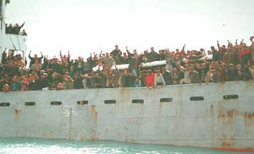 Απομακρύνθηκε από τις ακτές της Πύλου το πλοίο με τους 500 λαθρομετανάστες