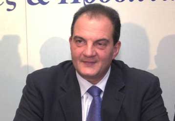 Πυρά Καραμανλή κατά της κυβέρνησης από της ΚΕΔΚΕ – Απάντηση Παπαδήμα