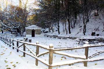 Χιόνια και τσουχτερό κρύο σε ολόκληρη τη χώρα – Σε συναγερμό ο κρατικός μηχανισμός